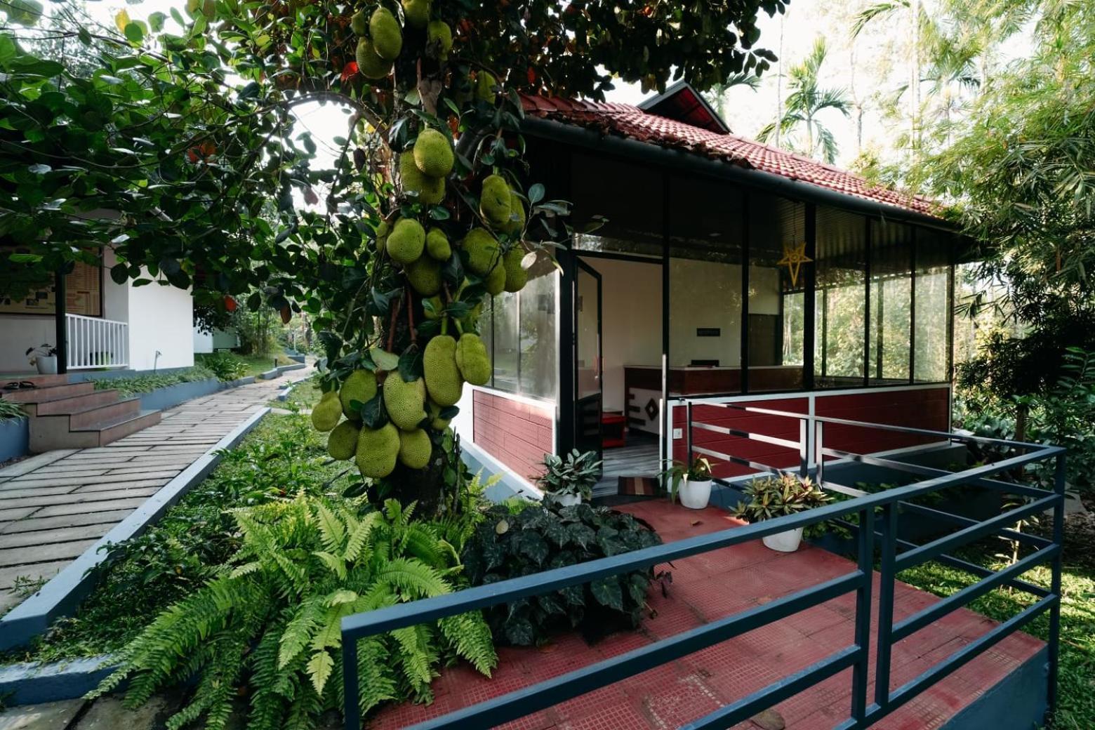 Le Vista Resort Sultan Bathery Exterior photo